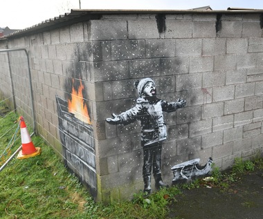 Z garażu do galerii. Przenoszą znane graffiti Banksy'ego