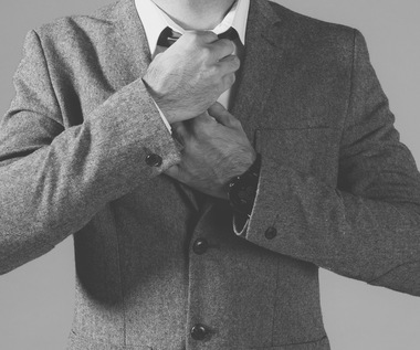 Skorki za biurkiem – czyli powieść o pracownikach urzędu, w którym wieje nudą