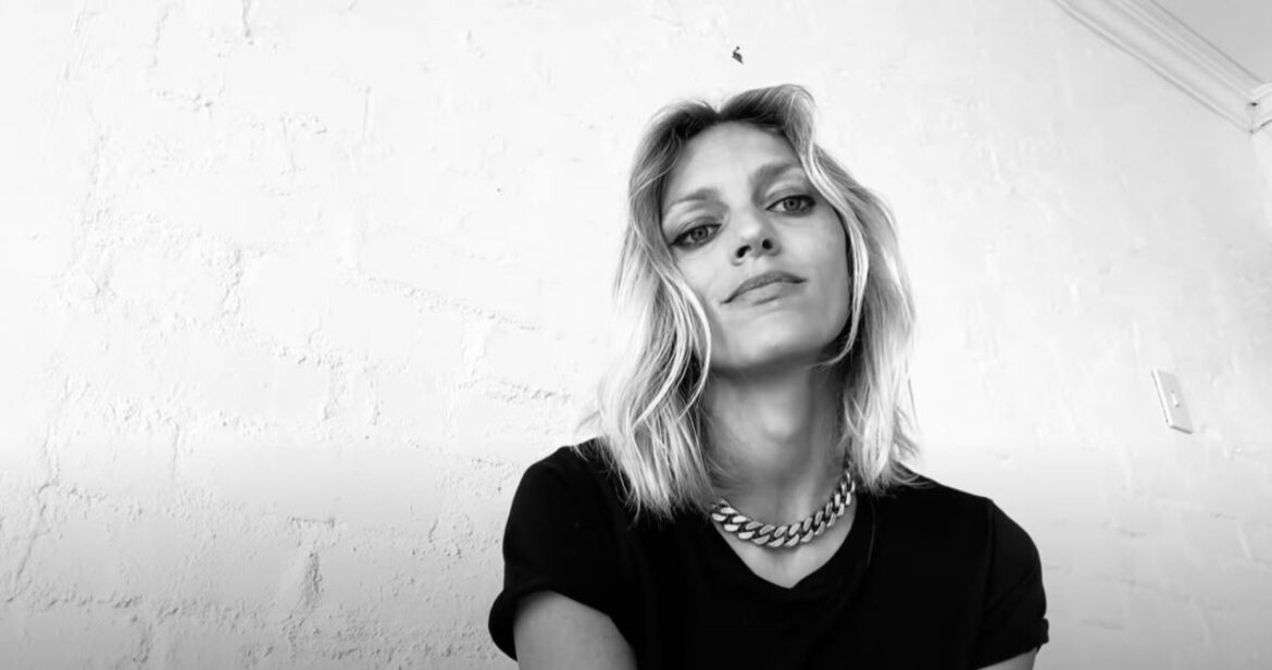 Anja Rubik rapuje w ramach #hot16challenge2. Na liście jej nominacji: m.in. Donald Tusk i Jan Komasa