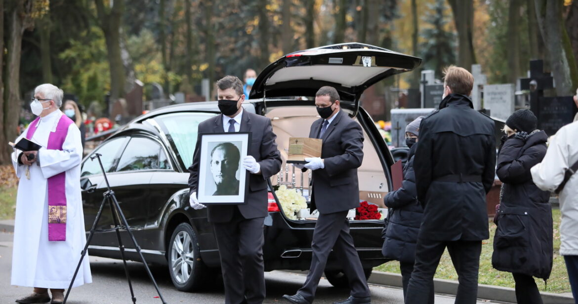 "Z naszego krajobrazu zniknął piękny człowiek". Ostatnie pożegnanie Wojciecha Pszoniaka