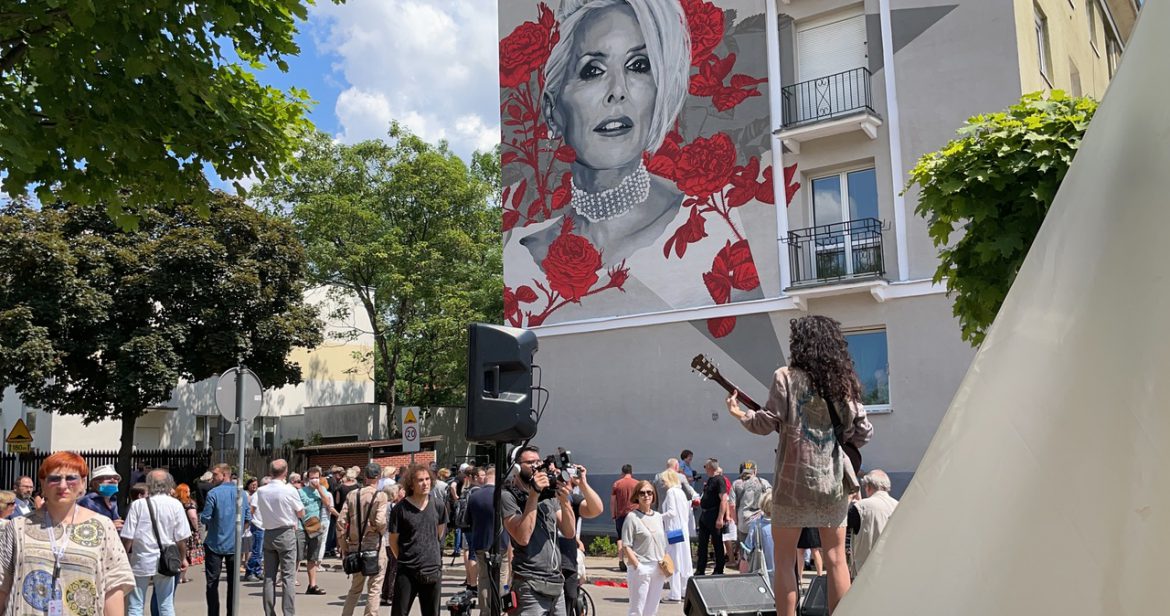 Kora w otoczeniu czerwonych róż. Nowy mural artystki na Bielanach