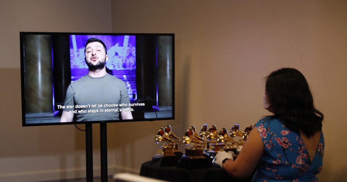 Zełenski podczas rozdania Grammy: Nasi muzycy noszą pancerze zamiast smokingów