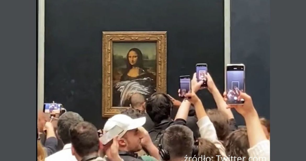 Mona Lisa obrzucona tortem przez mężczyznę przebranego za kobietę