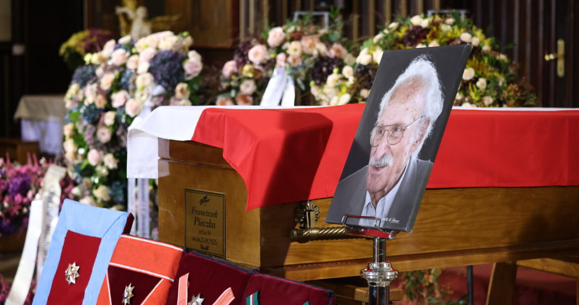 Ostatnie pożegnanie Franciszka Pieczki. Aktor spocznie na cmentarzu w Aleksandrowie
