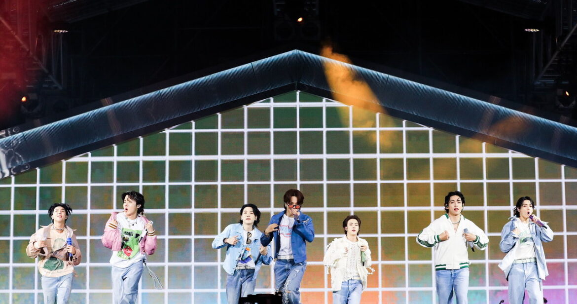 Członkowie k-popowej grupy BTS idą do wojska