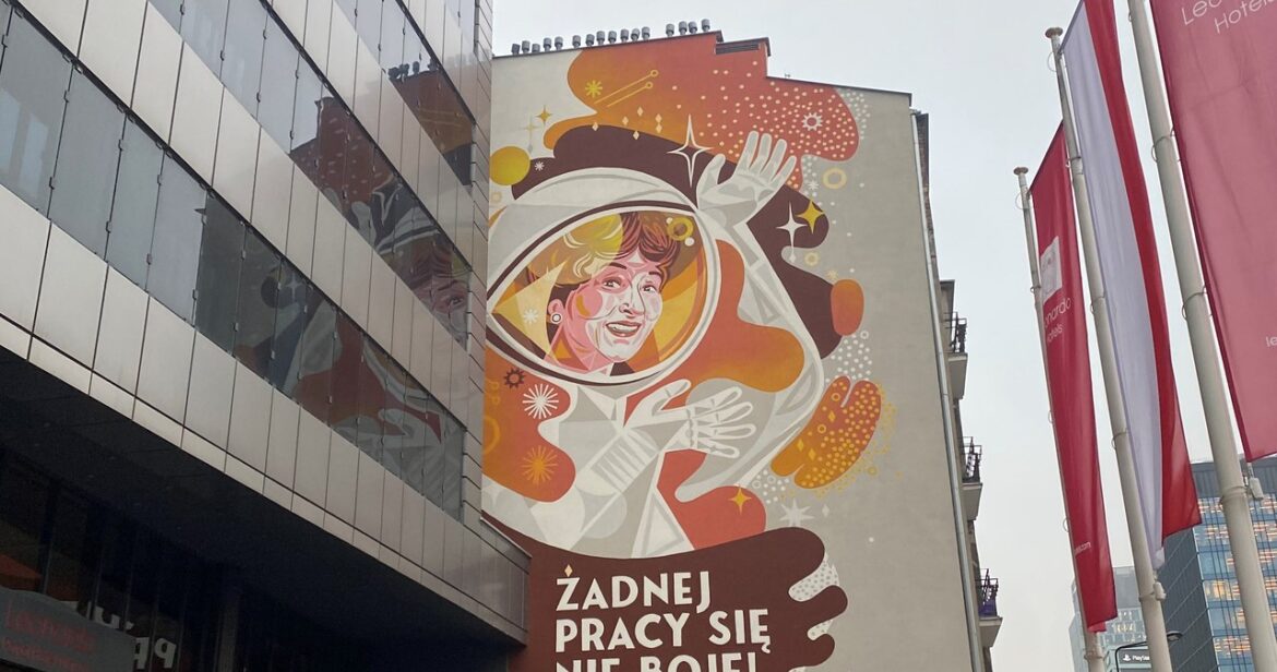 Chciała polecieć w kosmos. Irena Kwiatkowska przedstawiona na warszawskim muralu