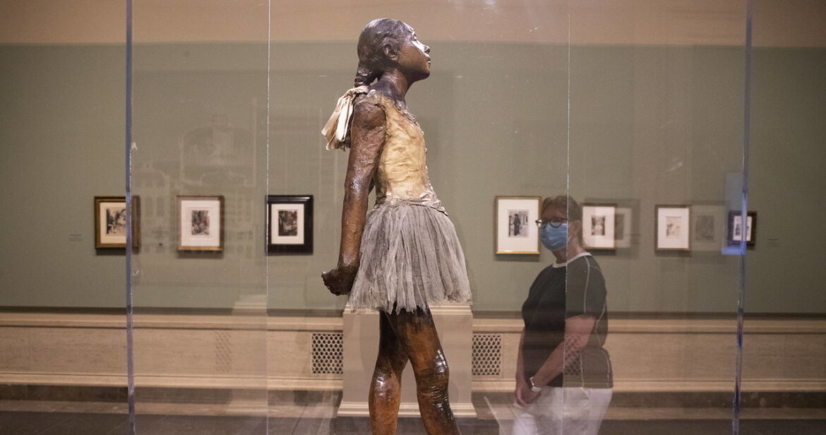 Gablota ze słynną rzeźbą pomazana farbą przez aktywistów klimatycznych