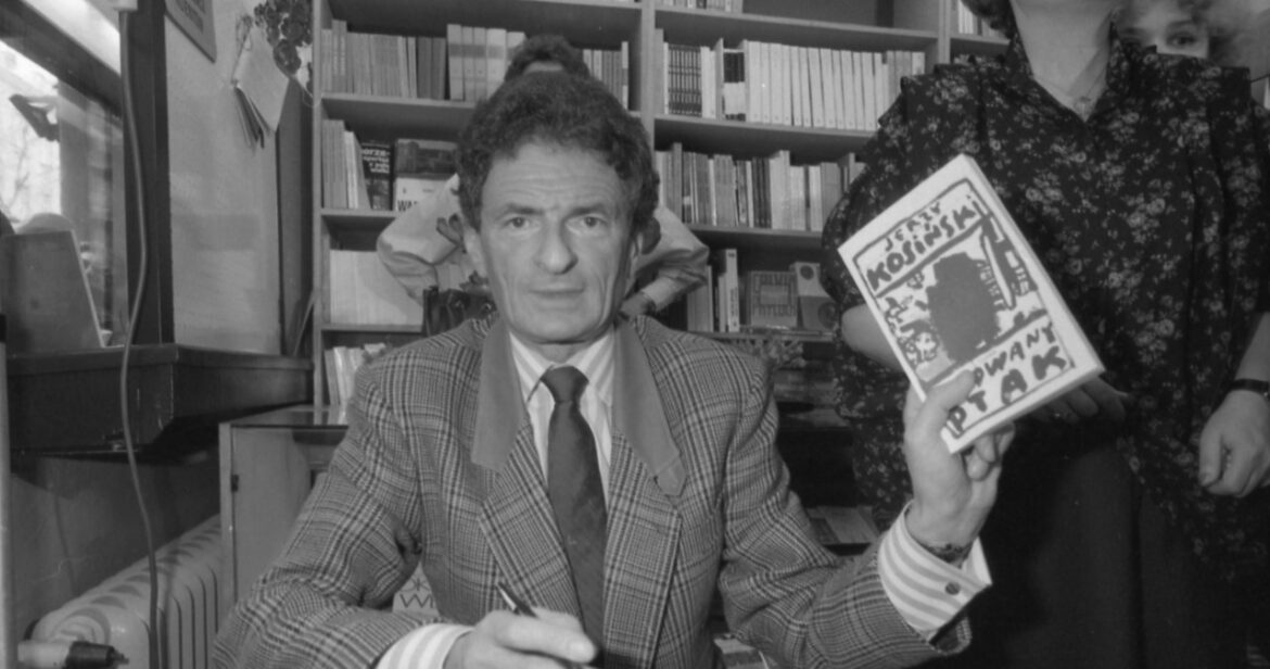 W Muzeum Miasta Łodzi otwarto wystawę poświęconą Jerzemu Kosińskiemu