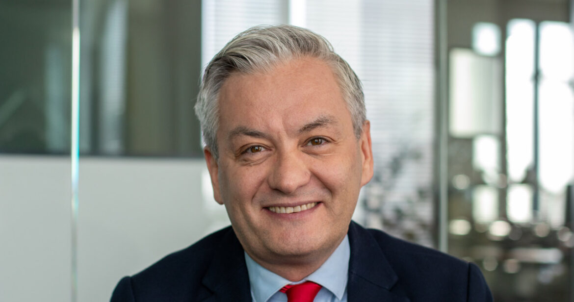 Biedroń jako Ken, Kotula jako Barbie. Specjalna akcja Lewicy