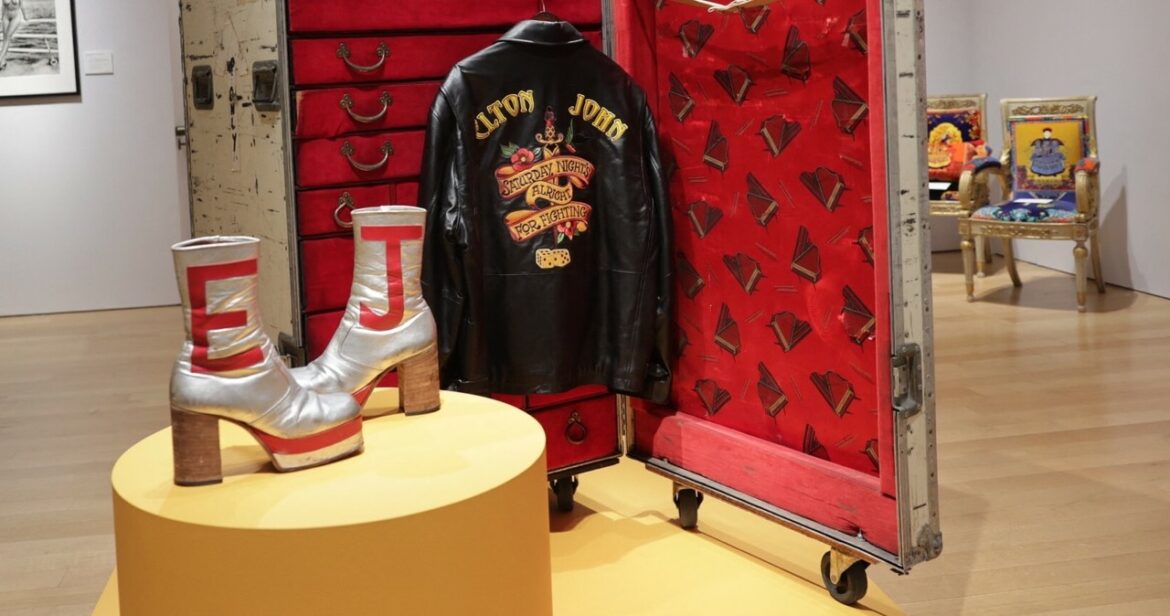 Fortepian, buty i obraz Banksy'ego. Pamiątki Eltona Johna sprzedane za 8 mln dolarów