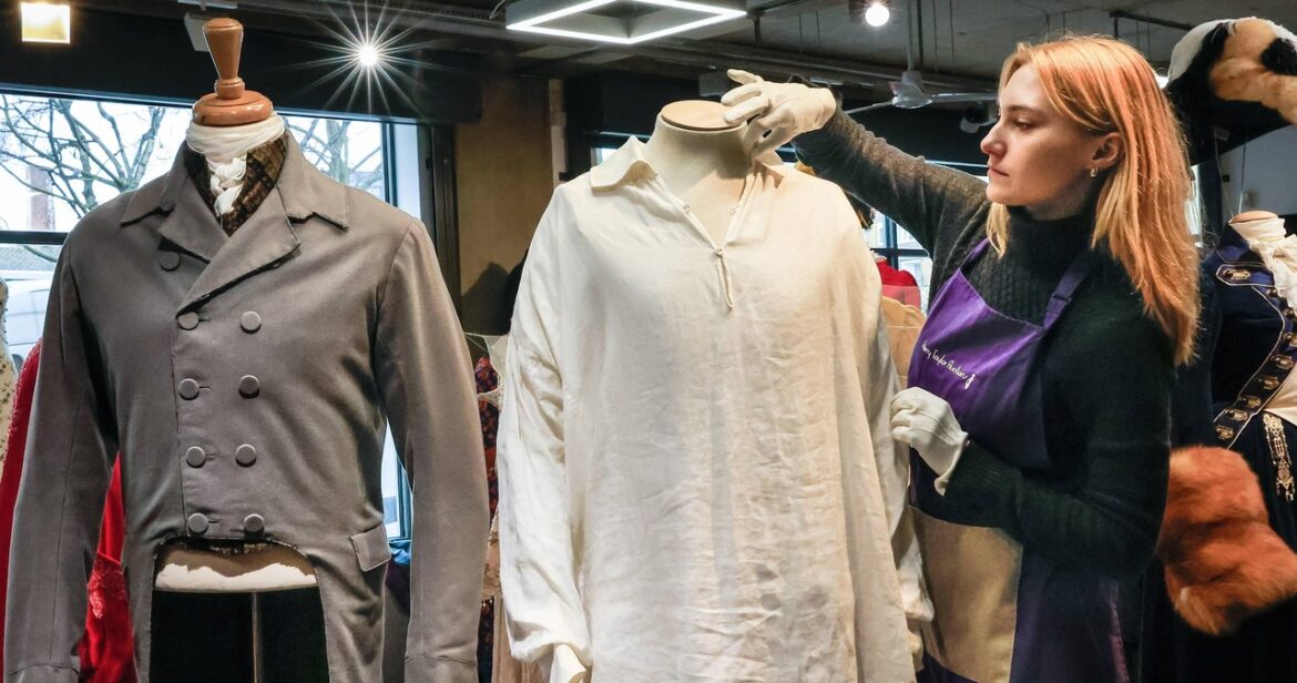 Kultowa "mokra koszula" Marca Darcy'ego idzie pod młotek