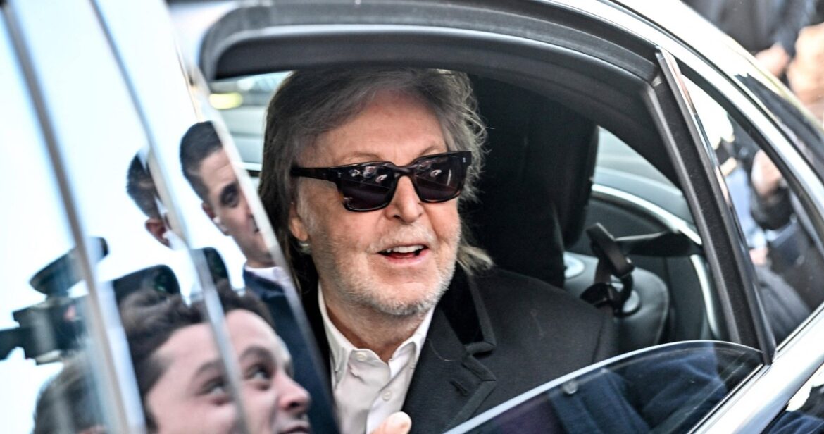 Piętrowy autobus Paula McCartneya wystawiony na sprzedaż