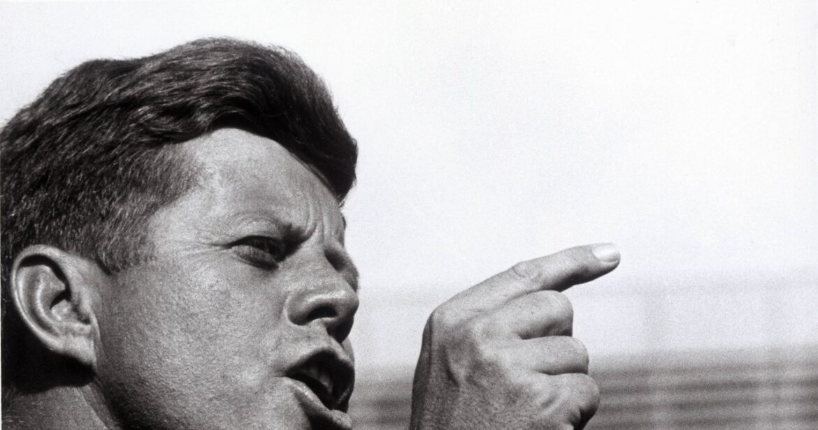 Nowe spojrzenie na zamach na Kennedy'ego. Film wyreżyseruje twórca "Misji"