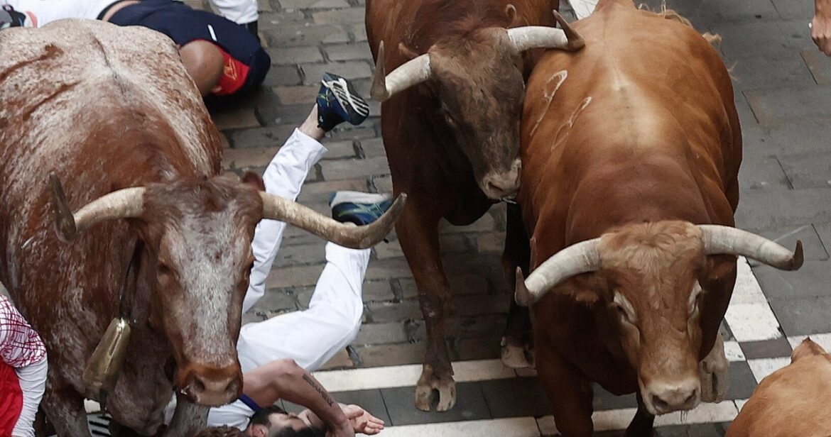 Byki poturbowały siedem osób. W Pampelunie trwa słynne święto