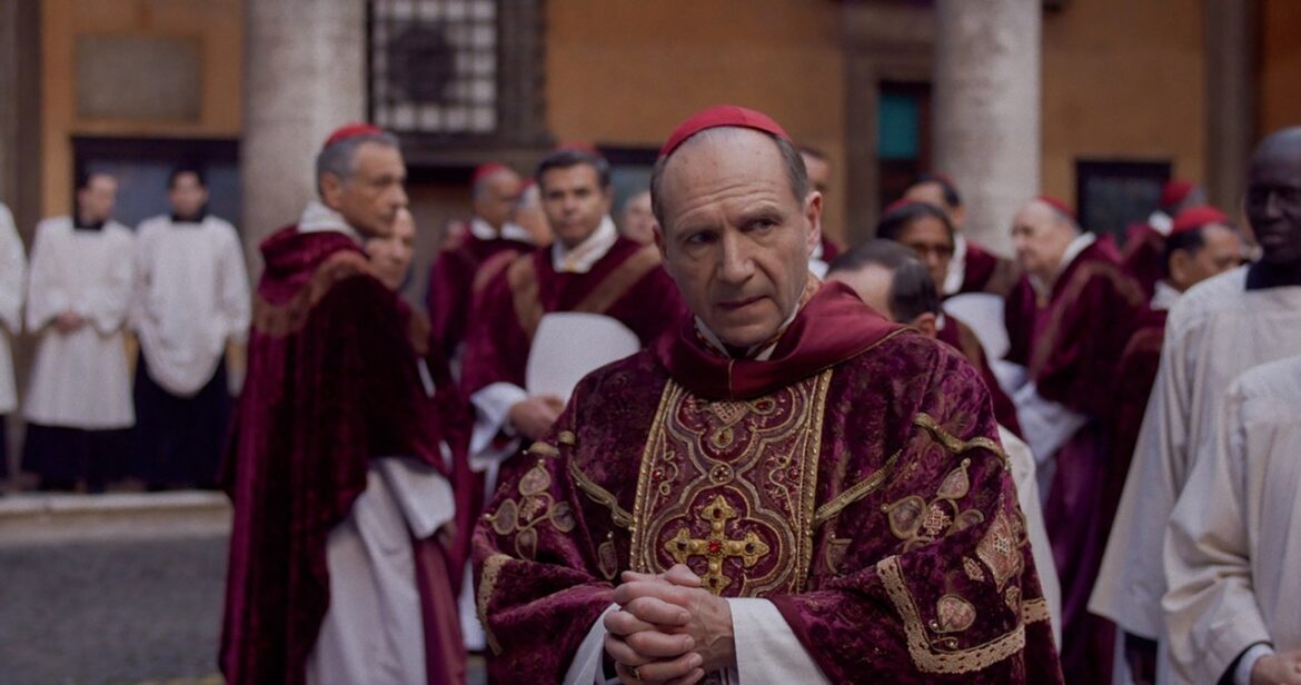 Ralph Fiennes w thrillerze o konklawe. Zobacz zwiastun