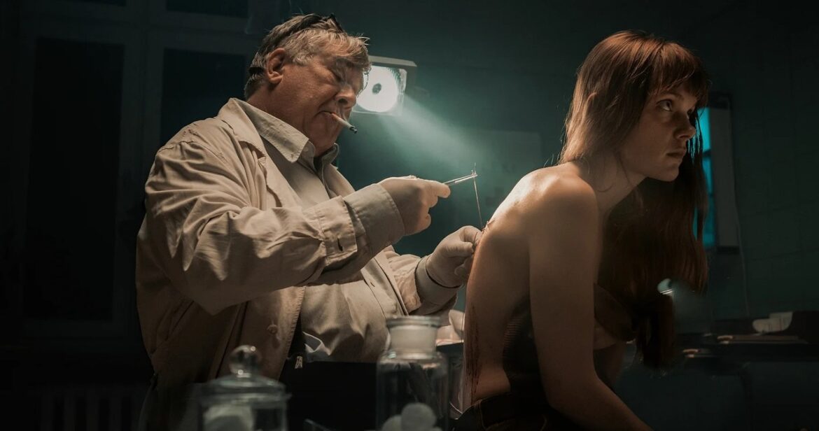 Sandra Drzymalska jako słynna przyrodniczka. Jest zwiastun filmu o Simonie Kossak