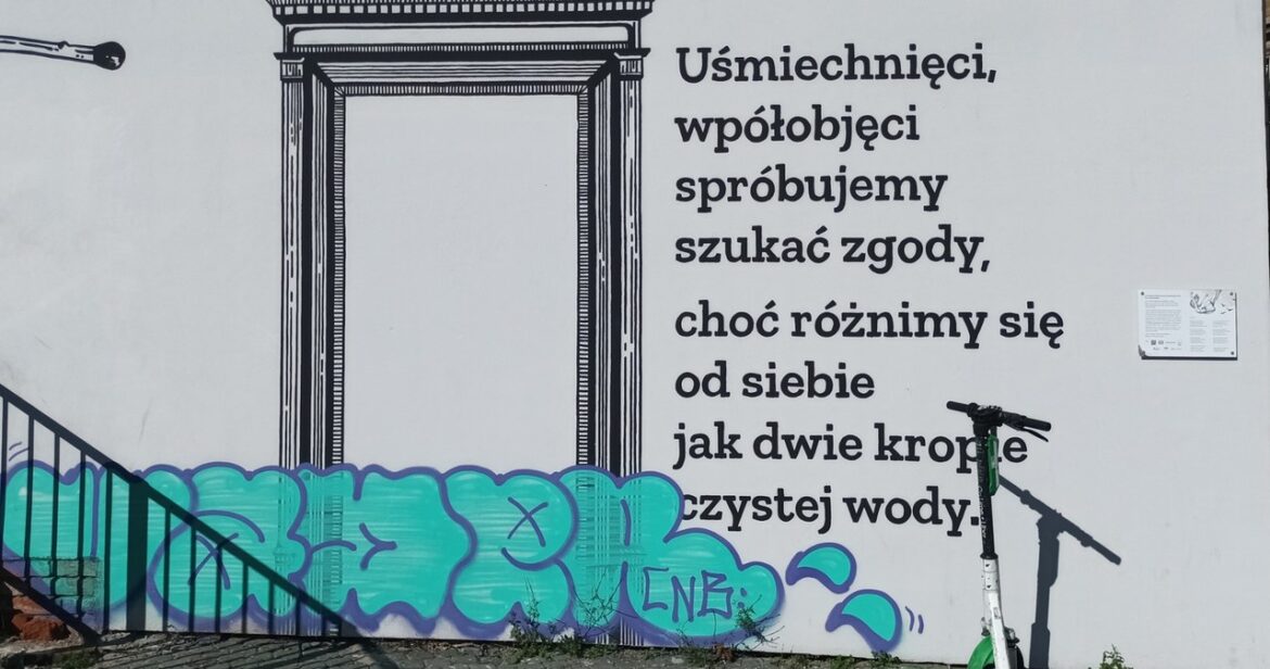 Bohomazy na muralu z wierszem Szymborskiej. Kraków chce walczyć z wandalami