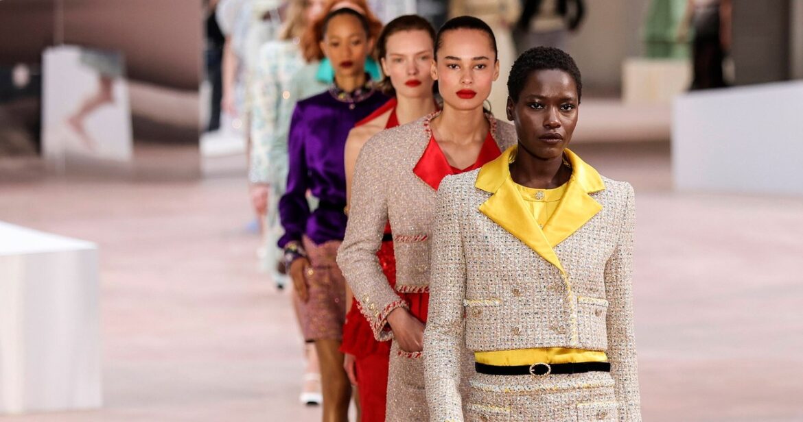 Najnowsze trendy światowej mody. Minispódniczki na topie!