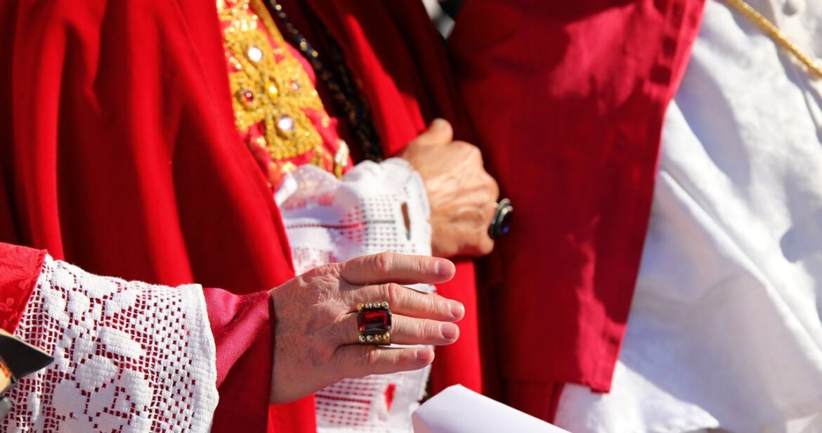 Sukces "Konklawe". Dlaczego opowieść o wyborze papieża stała się takim hitem?