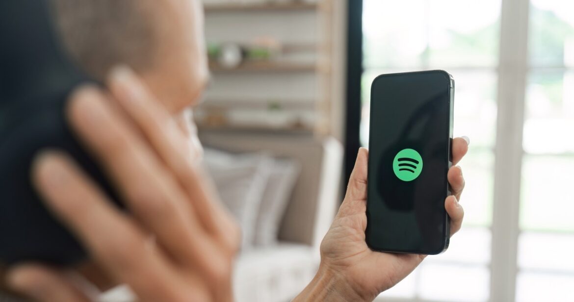 Znany serwis muzyczny usunął miliony utworów. Idzie na wojnę z AI