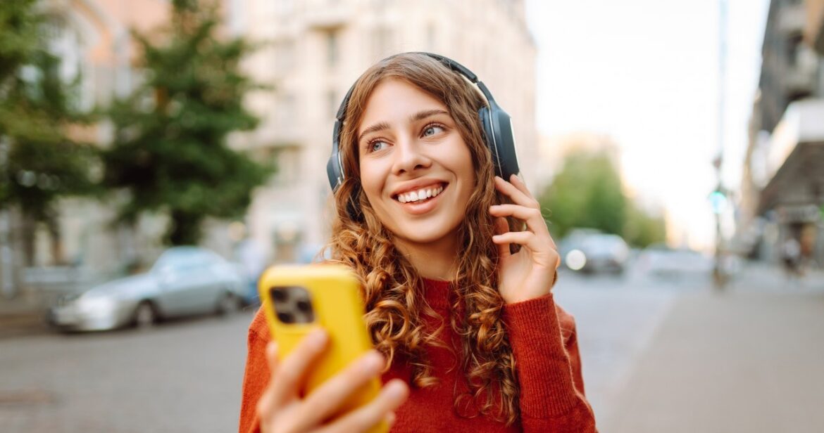 Kogo słucha cała Polska? Poznaj najpopularniejszych artystów i utwory roku według Spotify