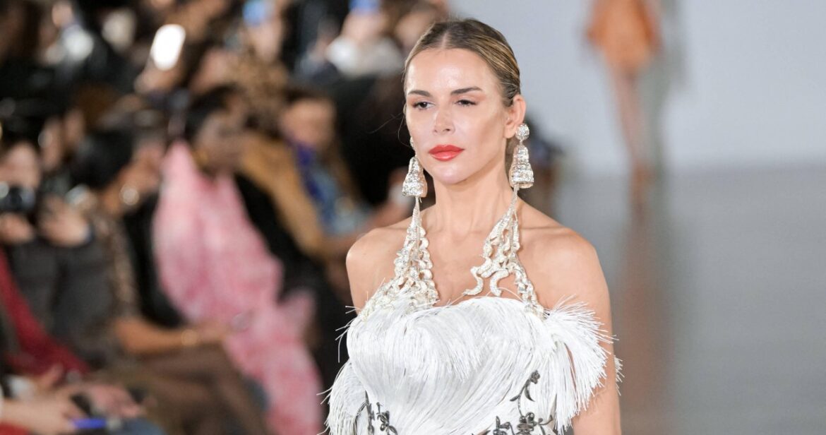 Światowi dyktatorzy mody widzą świat na różowo. Paryskie pokazy "haute couture"