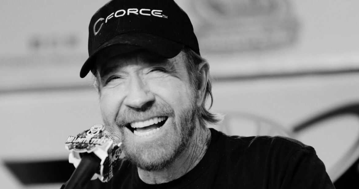 Chuck Norris nie żyje. Legendarny "Strażnik Teksasu" zmarł w wieku 86 lat
