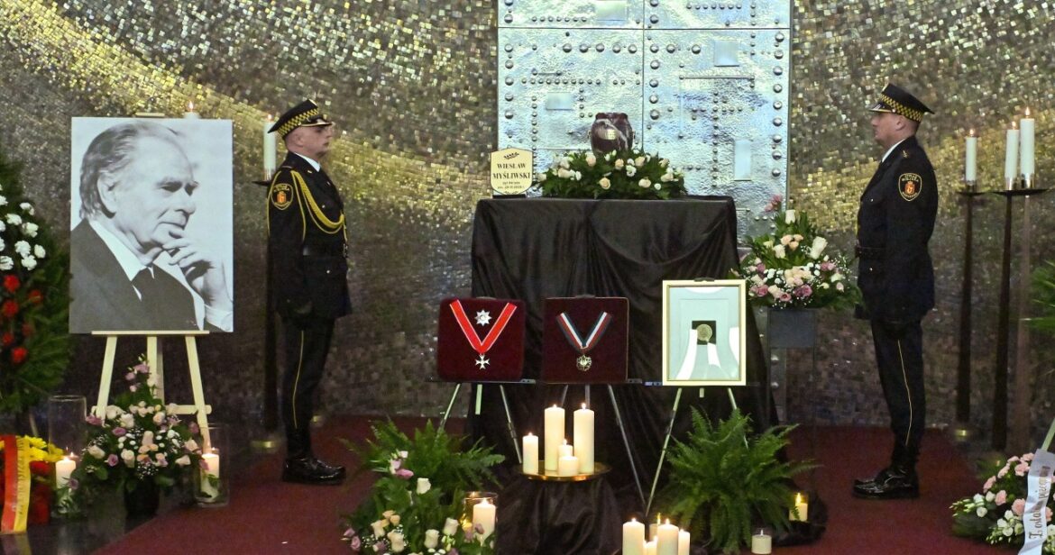 Ostatnie rozdanie. Wiesław Myśliwski spoczął na Powązkach Wojskowych