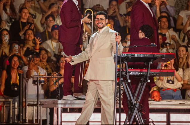 Tłumy czekały przed hotelem na "króla latynoskiego trapu". Bad Bunny wystąpi dziś w Warszawie